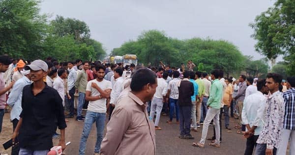 शिक्षक की हत्या के खिलाफ परिजनों और ग्रामीणों ने स्टेट हाईवे पर किया चक्काजाम, 11 आरोपी गिरफ्तार, मौके पर पहुंचे थे एसपी-कलेक्टर