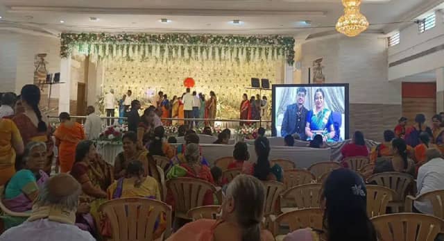 अपने रिसेप्शन में ऑनलाइन जुड़ा कपल 