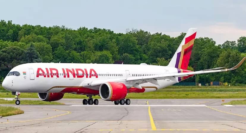 बम की धमकी के बाद Air India फ्लाइट की अहमदाबाद में इमरजेंसी लैंडिंग, टॉयलेट में मिला धमकी भरा नोट