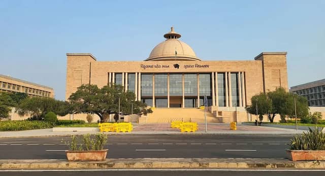 खाली कराया गया सदन, मुंद्रा पोर्ट और अहमदाबाद के स्कूल भी निशाने पर