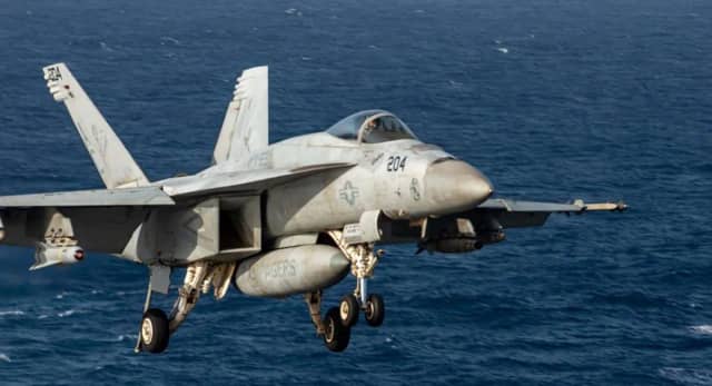 ईरानी टैंकरों पर F/A-18 लड़ाकू विमानों से हमला, शांति वार्ता टूटने के बाद सख्त किया नौसैनिक ब्लॉकेड