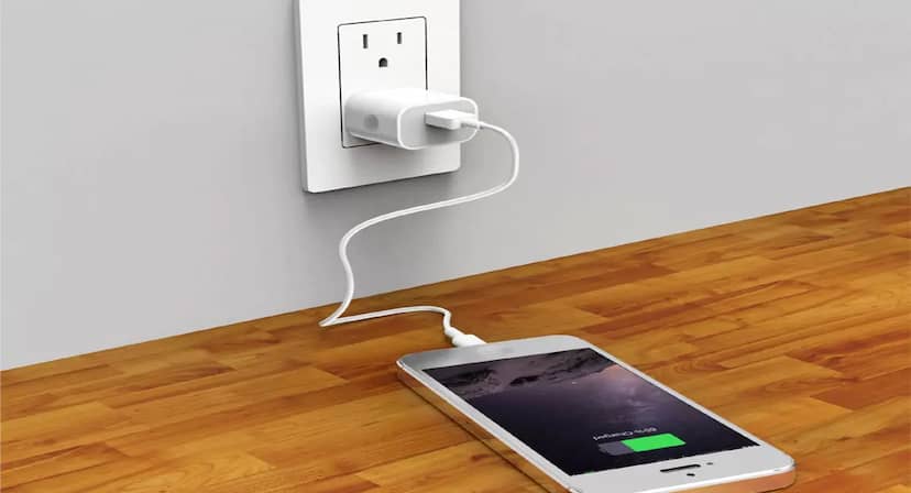 स्मार्टफोन कितने Watt तक का चार्जर सपोर्ट करता है? 100W या 120W चार्जर लगाने से फोन खराब होगा या नहीं, जानिए पूरी सच्चाई