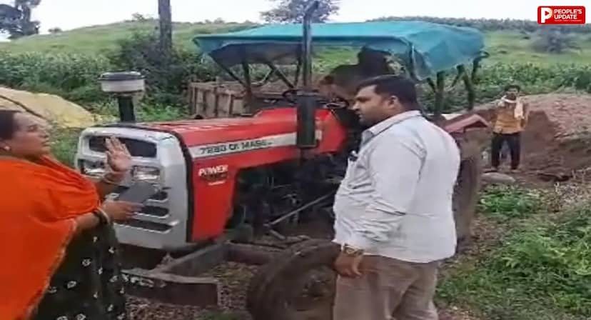 छिंदवाड़ा में जब्त रेत उठाने को लेकर विवाद, पूर्व सरपंच पर ट्रैक्टर चढ़ाने की कोशिश का वीडियो वायरल
