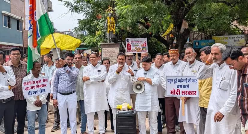देपालपुर में बढ़ती महंगाई के खिलाफ कांग्रेस का प्रदर्शन, जनता को बांटी शक्कर