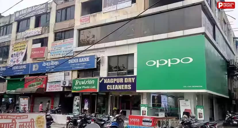 ज्योति कॉम्प्लेक्स की पांच दुकानों पर छापा, Apple की नकली एसेसरीज बरामद; 9 लाख का माल जब्त