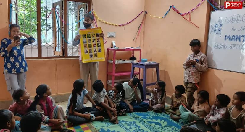 खुद स्टूडेंट होकर बने शिक्षक, स्लम और मजदूर परिवारों के बच्चों का भविष्य संवार रहे युवा