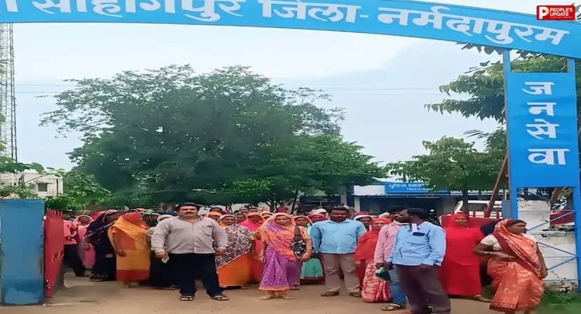कच्ची शराब के खिलाफ आदिवासी महिलाओं ने खोला मोर्चा, ग्राम सभाओं में लिया नशामुक्ति का संकल्प