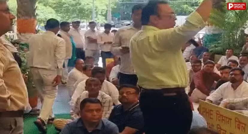भोपाल में PHE दफ्तर के बाहर ठेकेदारों का ढोल-नगाड़ों के साथ प्रदर्शन, अफसरों की खींचतान में अटके भुगतान