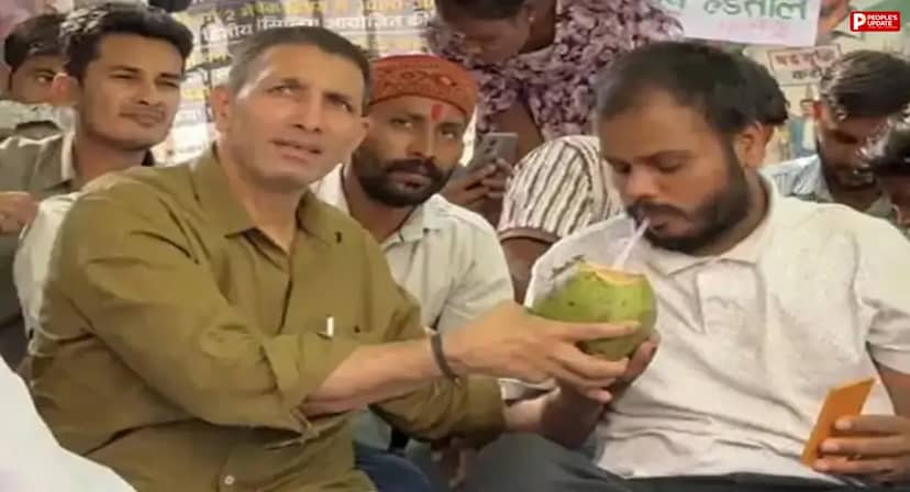भोपाल में शिक्षक भर्ती पद वृद्धि की मांग को लेकर अनशन खत्म, जीतू पटवारी ने नारियल पानी पिलाकर कराया समाप्त
