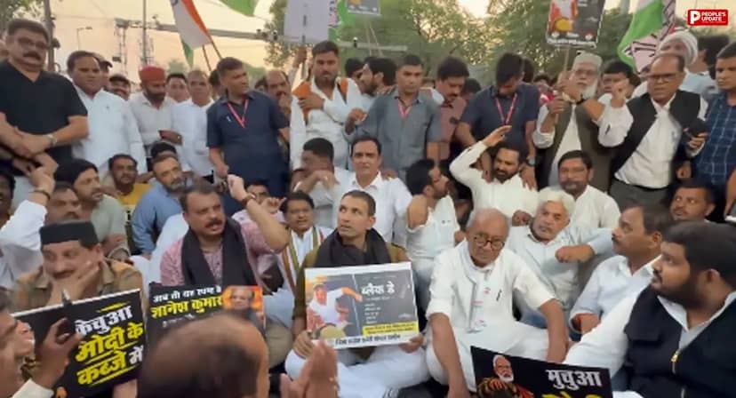 भोपाल में ज्ञानेश कुमार के खिलाफ कांग्रेस का प्रदर्शन, सड़क पर बैठे पटवारी-सिंघार और दिग्विजय सिंह