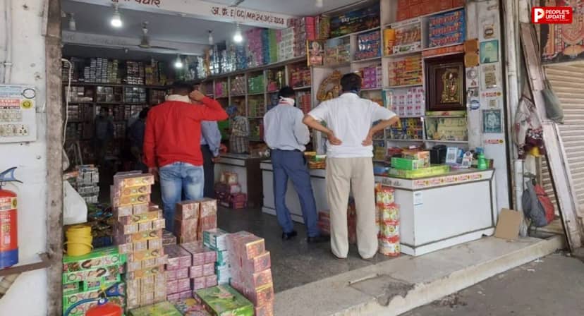 भोपाल के हलालपुरा पटाखा मार्केट पर प्रशासन सख्त, 15 दुकानदारों को 13 शर्तों का पालन करने का आदेश