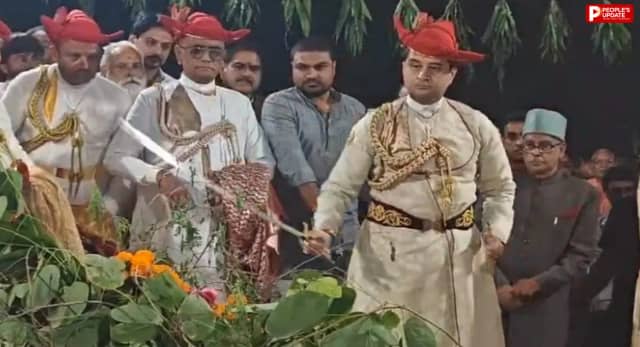 ग्वालियर का शाही दशहरा: सिंधिया परिवार की 400 साल पुरानी परंपरा, तलवार से शमी वृक्ष को छूकर लूटा जाता है ‘सोना’