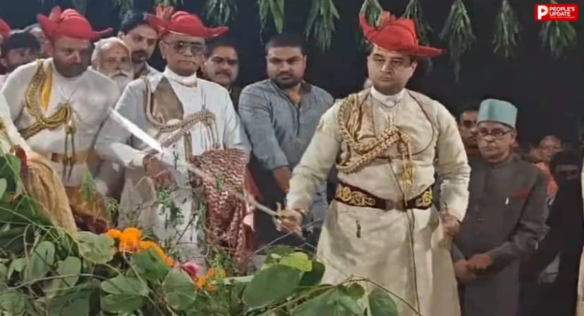 ग्वालियर का शाही दशहरा: सिंधिया परिवार की 400 साल पुरानी परंपरा, तलवार से शमी वृक्ष को छूकर लूटा जाता है ‘सोना’