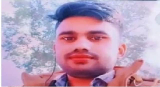 भीषण सड़क हादसे में एक की मौत, 2 की हालत गंभीर, कटर से गाड़ी काटकर निकाले शव 