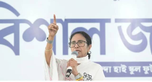 'झालमुड़ी और मछली' पर सियासी संग्राम, ममता और बीजेपी आमने-सामने