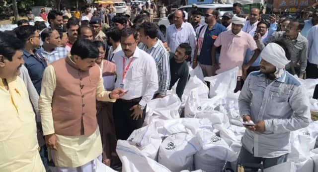 जो कहा वो किया, किसानों के बीच पहुंचे CM डॉ. मोहन यादव; खरगोन के गेहूं खरीदी केंद्र पर किसानों से किया संवाद 