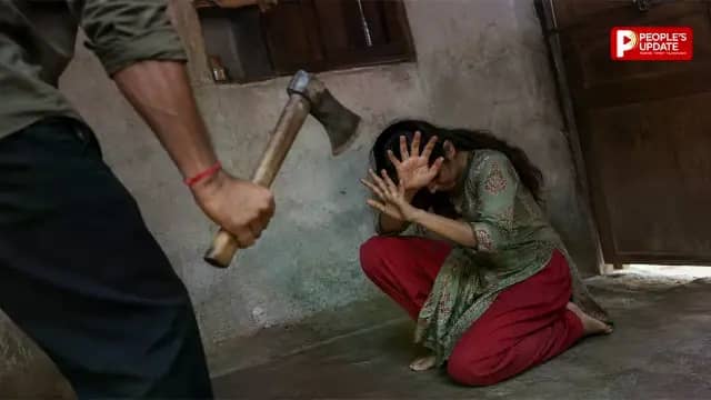 आरोपी ने कुल्हाड़ी से किए वार, गले में फंदा डालकर छत से लटकाया 