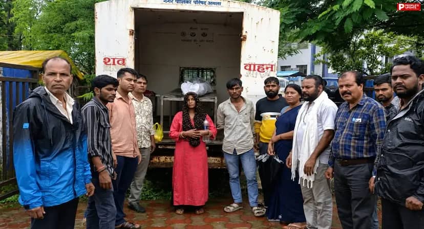 ट्रेन हादसे में मरे बेटे का शव नहीं ले जा सके परिजन, जनसेवा कल्याण समिति के सहयोग से हुआ अंतिम संस्कार