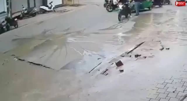 इंदौर: 40 करोड़ की सड़क धंसी, गोराकुंड में पानी की पाइपलाइन फूटी 