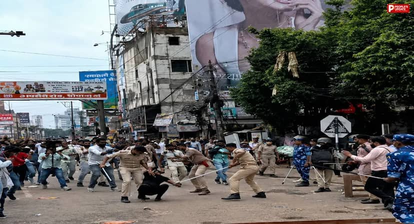 पटना में छात्रों का हंगामा: पथराव के बाद पुलिस ने किया लाठीचार्ज, कई छात्र हिरासत में 