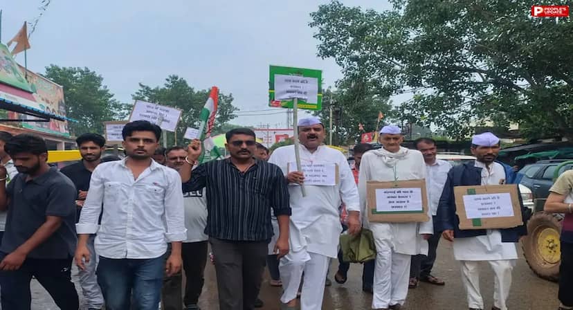 शोभापुर में कांग्रेस ने निकाला चीनी मार्च, बढ़ती कीमतों और इथेनॉल डायवर्जन नीति का किया विरोध