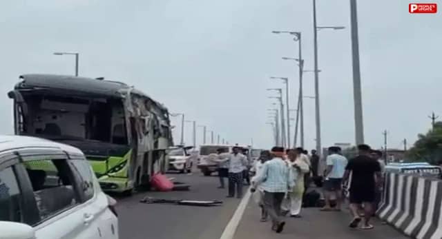 ब्यावरा में स्लीपर बस सेफ्टी वॉल से टकराई, पुल से नीचे गिरे यात्री; 4 की मौत, 12 गंभीर घायल