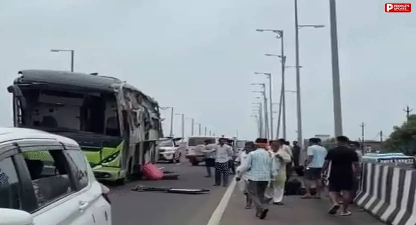 ब्यावरा में स्लीपर बस सेफ्टी वॉल से टकराई, पुल से नीचे गिरे यात्री; 4 की मौत, 12 गंभीर घायल