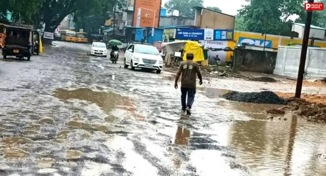 सोहागपुर में भाजपा मंडल अध्यक्ष ने एसडीएम को सौंपा ज्ञापन, जर्जर सड़क बनाने की मांग 