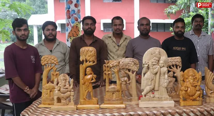शहडोल के आदिवासी युवाओं को मिला हुनर का सहारा, नौकरी नहीं मिली तो काष्ठ शिल्प से बदली जिंदगी