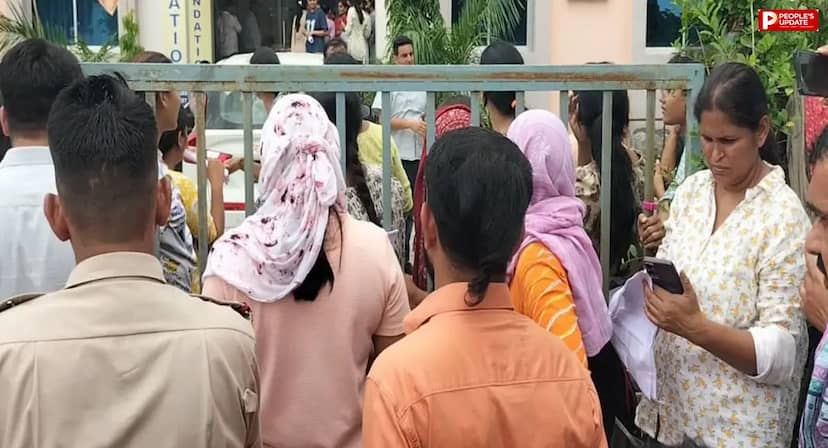 SET परीक्षा: 20 मिनट लेट मिला पेपर, अभ्यर्थियों ने सेंटर के बाहर किया हंगामा 