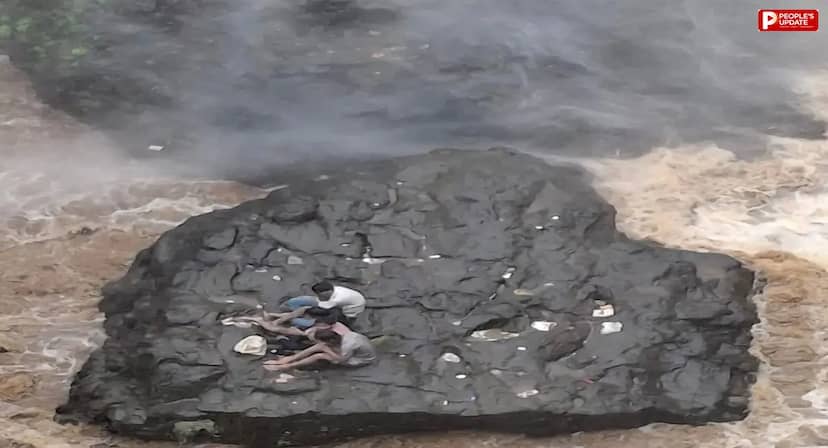 छिंदवाड़ा: कुकड़ी खापा वॉटरफॉल में फंसे नागपुर के 4 पर्यटक, पुलिस-SDRF ने किया सफल रेस्क्यू
