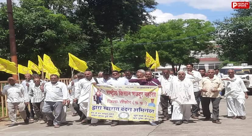बलराम जयंती पर किसानों का कलेक्ट्रेट में प्रदर्शन, चार गुना मुआवजे समेत कई मांगों को लेकर सरकार को घेरा