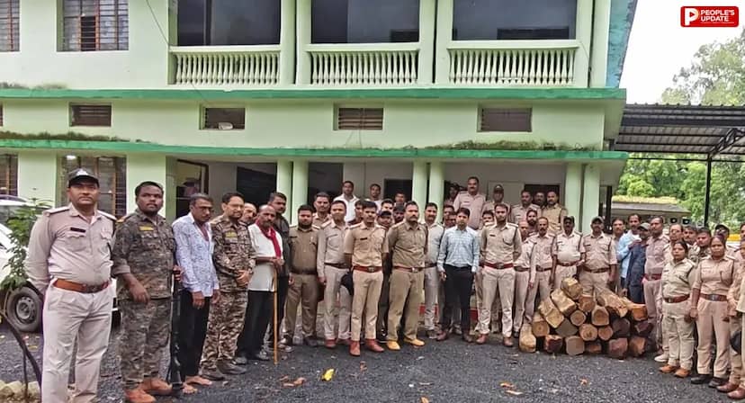 रायसेन में अवैध सागौन पर वन विभाग की बड़ी कार्रवाई, 20 नग लकड़ी और कार जब्त; दो आरोपी फरार