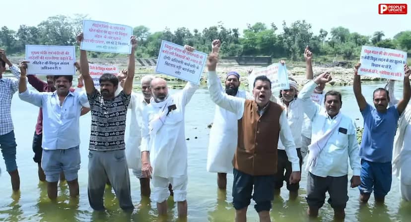 सीहोर में 500 किसानों का जल सत्याग्रह, पार्वती-कुलासी नदी में उतरकर बजाई थाली; बिजली अफसरों पर FIR की मांग