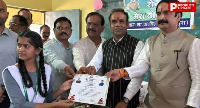गुना में छात्र संवाद कार्यक्रम, विद्यार्थियों को दिया राष्ट्र निर्माण का संदेश; स्कूल परिसर में किया पौधारोपण