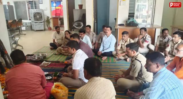 सोहागपुर थाने में विजयादशमी पर शस्त्र पूजन, पुलिसकर्मियों ने सत्य और सुरक्षा का लिया संकल्प 