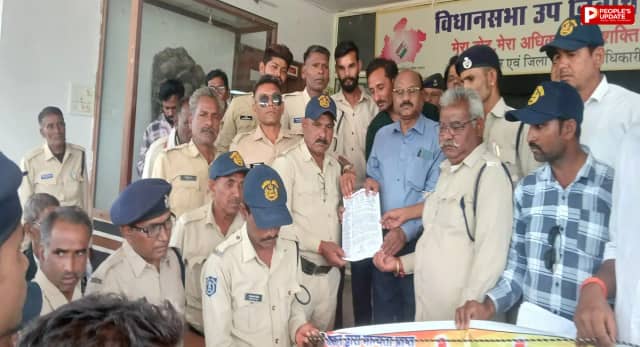 सीहोर में फटी वर्दी पहनकर कोटवारों ने निकाली रैली, वेतन बढ़ाने और सरकारी कर्मचारी का दर्जा देने की मांग