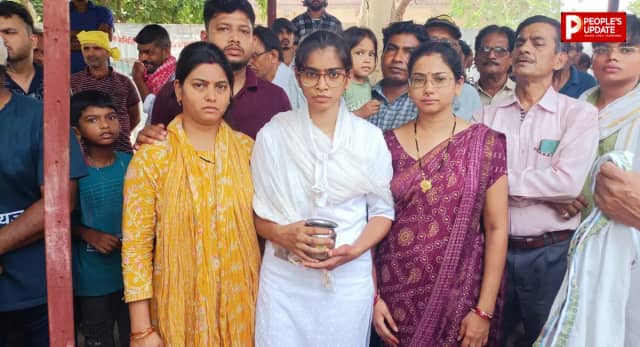 पिता को दी मुखाग्नि; अंतिम विदाई का भावुक दृश्य देख नम हुईं आंखें