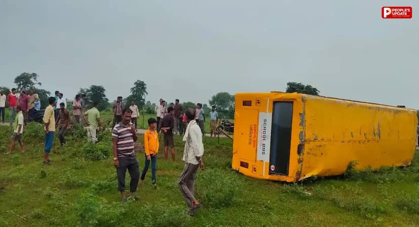 सोहागपुर में सांदीपनी स्कूल की बस पलटी, 4 बच्चे समेत चालक-कंडक्टर घायल; लापरवाही पर कार्रवाई