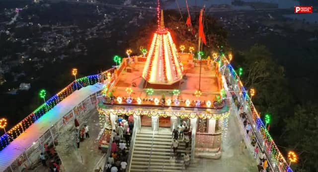 मैहर में मां शारदा के दरबार में उमड़े 1.40 लाख श्रद्धालु, दृष्टिबाधित भक्तों को मिली सुगम दर्शन की सुविधा