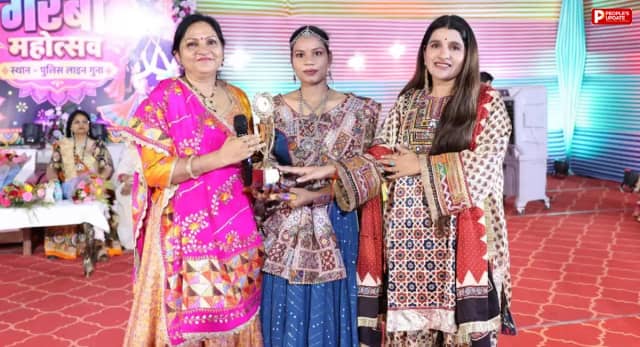 गुना पुलिस लाइन में सजा गरबा का रंग, महिला अधिकारियों और पुलिसकर्मियों के परिजन भक्तिगीतों पर देर रात तक थिरके