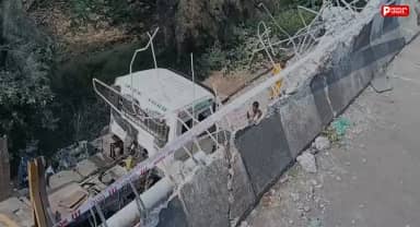 भोपाल के गांधीनगर में बड़ा हादसा, 20 से 25 फीट नीचे गिरा डंपर; दो चालक गंभीर