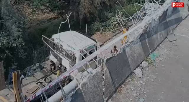 भोपाल के गांधीनगर में बड़ा हादसा, 20 से 25 फीट नीचे गिरा डंपर; दो चालक गंभीर
