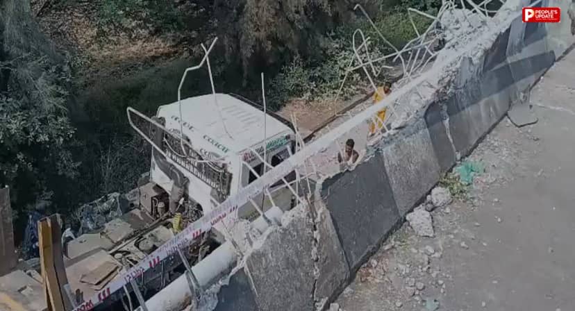 भोपाल के गांधीनगर में बड़ा हादसा, 20 से 25 फीट नीचे गिरा डंपर; दो चालक गंभीर
