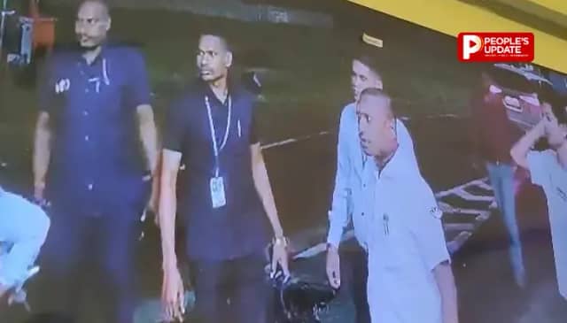मंत्री के काफिले की गाड़ी पर गिरा बूम बैरियर, टोल कर्मचारी से मारपीट का VIDEO वायरल