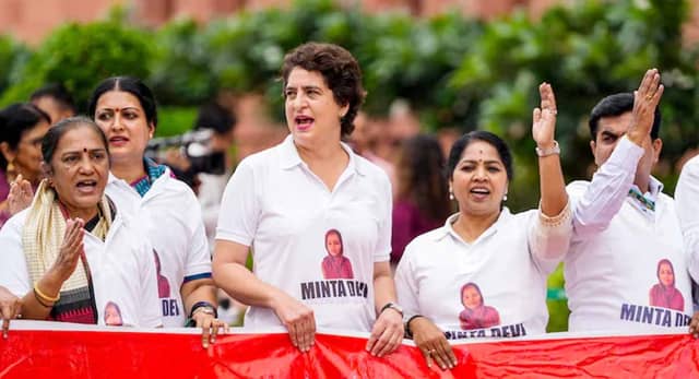 कौन हैं '124 साल की मिंता देवी', जिनकी तस्वीरों वाली टी-शर्ट पहने संसद में नजर आए विपक्षी सांसद