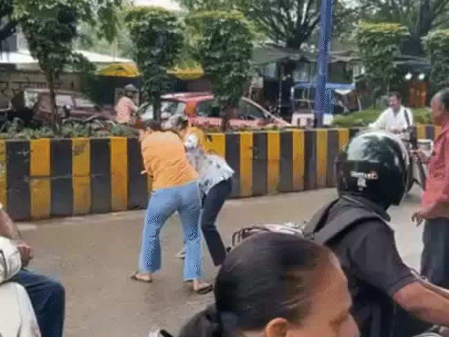 इंदौर में हेलमेट को लेकर दो युवतियों में मारपीट, एक-दूसरे के बाल खींचे...वीडियो वायरल होने के बाद जांच शुरू