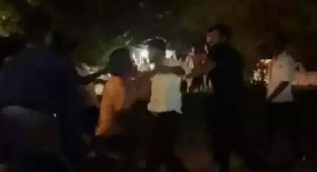 रायपुर-कोरबा में सरेआम गुंडागर्दी, 10-15 लड़कों ने युवक को लात-घूंसों से पीटा, महिला ने की मनचले की चप्पलों से पिटाई