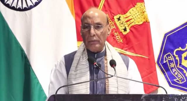 महू में रण संवाद 2025 : राजनाथ सिंह बोले- आतंकवाद के खिलाफ भारत किसी भी हद तक जाएगा, चुनौतियां बड़ी पर संकल्प उससे भी मजबूत