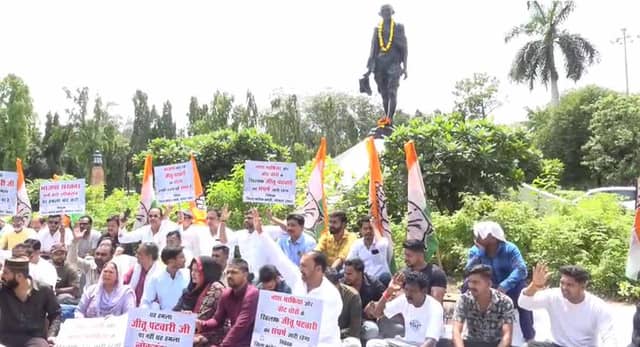 गांधी प्रतिमा के सामने कांग्रेस का विरोध प्रदर्शन, जीतू पटवारी पर हमले को लेकर भाजपा सरकार को दी चेतावनी
